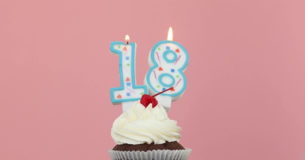 Eieghteen 18 vela em fundo rosa cupcake — Vídeo de Stock