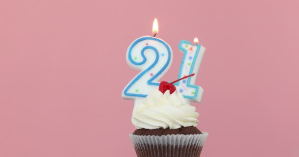 Είκοσι ένα 21 κερί στο cupcake ροζ φόντο — Αρχείο Βίντεο