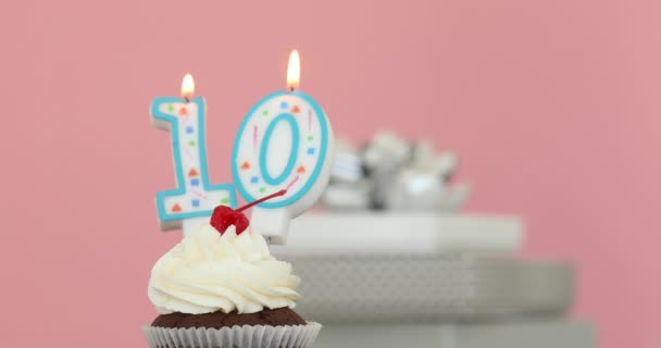 10 lilin dengan latar belakang cupcake merah muda. — Stok Video