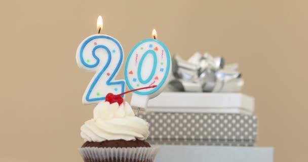 20 lilin dengan latar belakang cupcake pastel — Stok Video