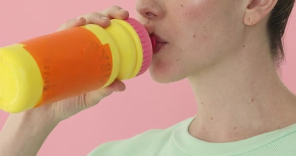 Donna sportiva beve da uno shaker — Video Stock