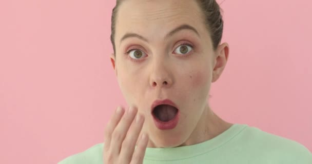 Σοκαρισμένος ευτυχισμένη γυναίκα που καλύπτουν το στόμα απομονωμένες — Αρχείο Βίντεο