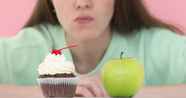 Επιλογή κορίτσι μεταξύ κέικ μήλου — Αρχείο Βίντεο