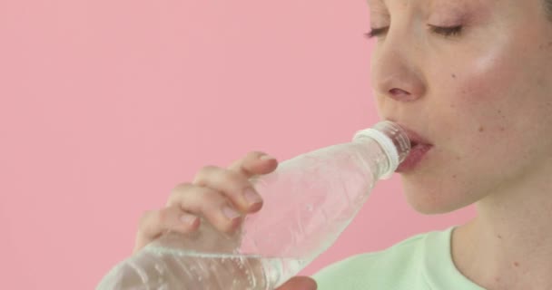 Mädchen löschte ihren Durst mit Wasser — Stockvideo