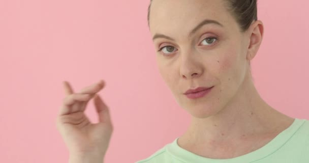 Mädchen zeigt Handgeste — Stockvideo