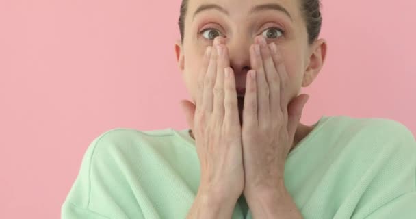 Emocionální dívka ukazuje potěšení — Stock video