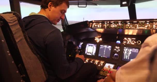 男性パイロット飛行機のフライトシミュレータ パイロット トレーニング — ストック動画
