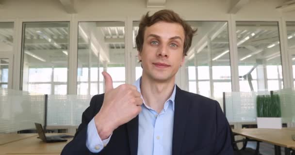 Jovem homem de negócios caucasiano mostrar polegar no escritório — Vídeo de Stock