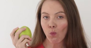 Genç kadın bir elma sağlıklı beslenme yiyor