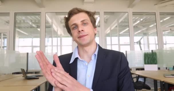 Retrato aplaudiendo aplaudir hombre aplaudiendo sentado en la oficina — Vídeo de stock