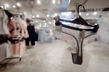 Açık butikte askıdaki dantelli iç çamaşırı.