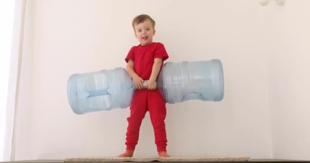 Niño levanta la barbellade los frascos — Vídeos de Stock