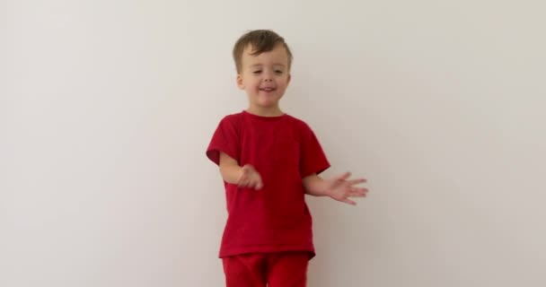 Bambino applaude mani e calci — Video Stock