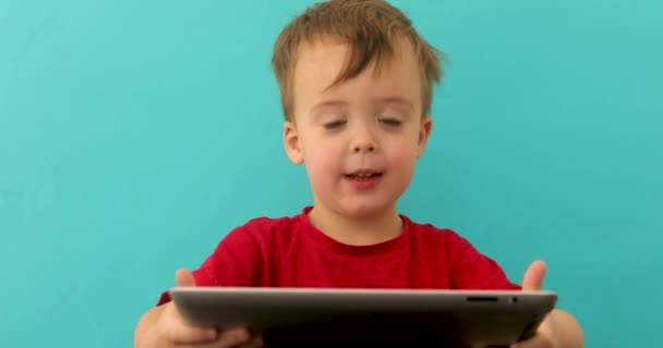 Linda niña está utilizando tableta pc — Vídeo de stock