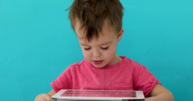 Şirin bebek kız tablet PC'yi kullanma