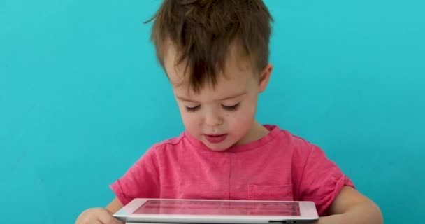 Милая девочка малыша использует планшетный ПК — стоковое видео