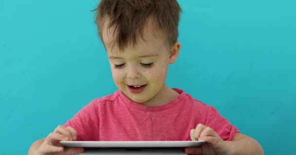 Linda niña está utilizando tableta pc — Vídeo de stock