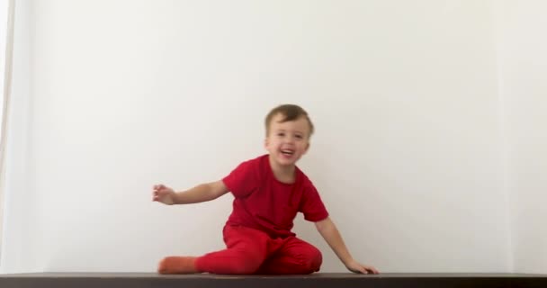 Alegre niño jugando en el estudio — Vídeo de stock