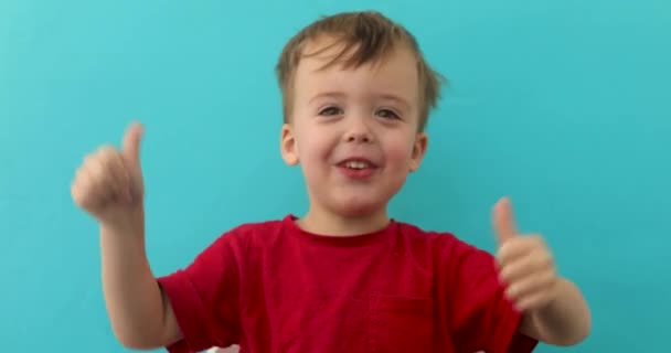 Rapaz alegre mostrando os polegares para cima — Vídeo de Stock