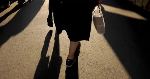 Femmes marchant en bottes et baskets dans la rue — Video