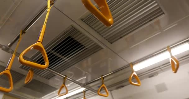 Жовті ручки в громадському транспорті — стокове відео