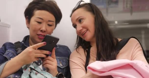 Frauen reden und telefonieren in U-Bahn — Stockvideo