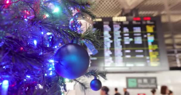 Bunte Weihnachtsdekoration im Flughafen — Stockvideo