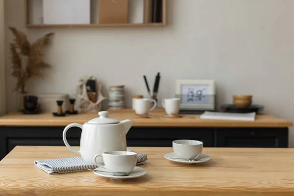 Witte thee set voor thee drinken op tafel geserveerd in de keuken — Stockfoto