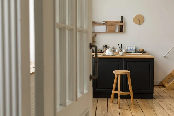 Toegang tot lichte keuken met tafel en kruk — Stockfoto