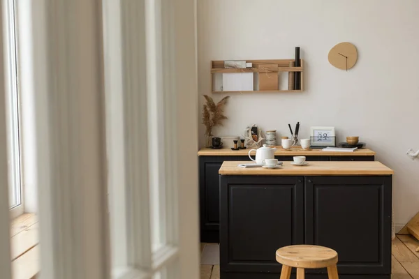 Toegang tot lichte keuken met tafel en kruk — Stockfoto