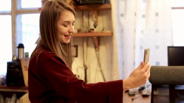 Jovem mulher usando smartphone em casa — Vídeo de Stock