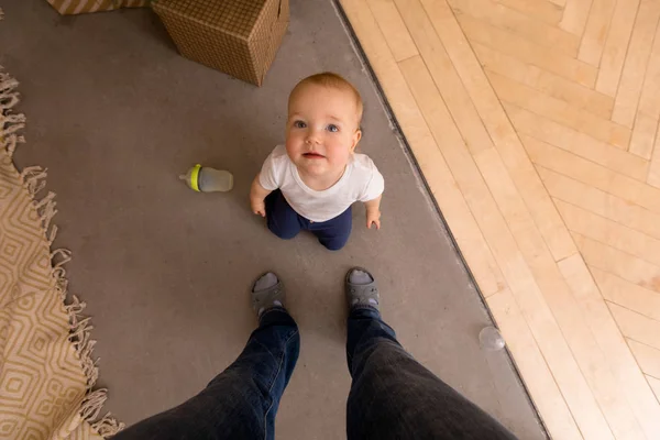 Söt småbarn på golvet hemma — Stockfoto
