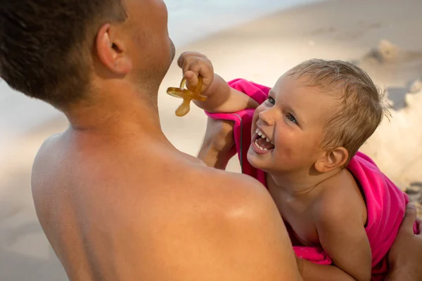 Счастливый ребенок на руках у кукурузы отца — стоковое фото