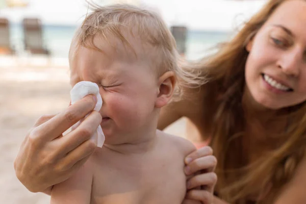 Mother helping baby to blow nose — Stok fotoğraf