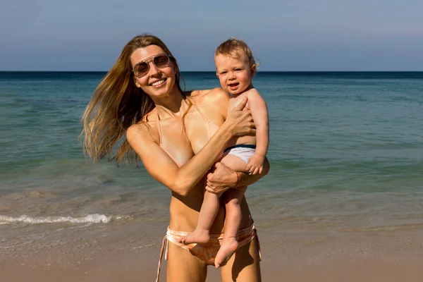 Donna con bambino che si gode la giornata estiva sulla spiaggia — Foto Stock