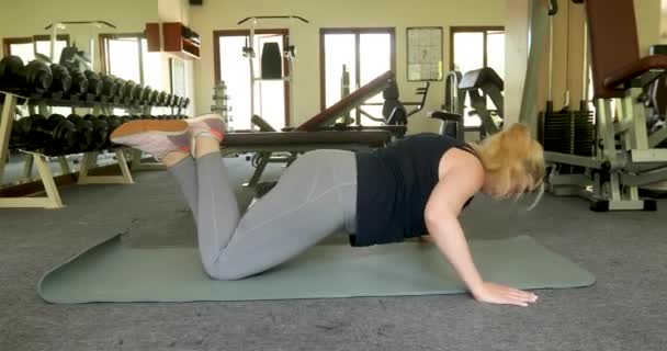 Неузнаваемая толстая спортсменка, тренирующаяся в спортзале — стоковое видео