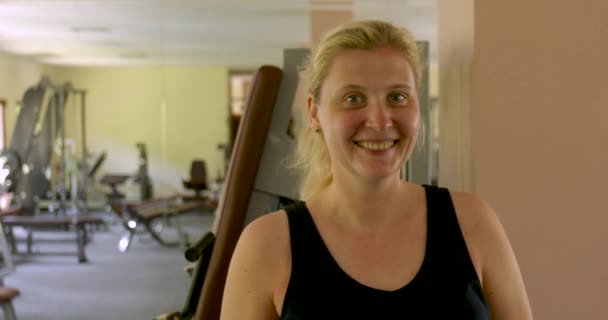 Feliz mujer regordeta disfrutando del ejercicio en el gimnasio — Vídeos de Stock