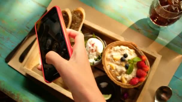 Mujer tomando fotos de comida con smartphone — Vídeos de Stock