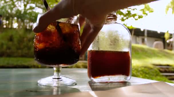 Vrouw met glas koude drank genieten van de zomerdag op het terras — Stockvideo