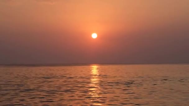Pintoresco paisaje de puesta de sol en la orilla del mar — Vídeo de stock