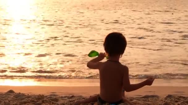 Menino brincando na praia — Vídeo de Stock