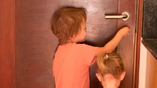 Niños jugando juntos mientras abren la puerta — Vídeos de Stock