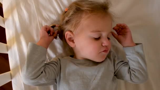 Мальчик спит дома на кроватке — стоковое видео