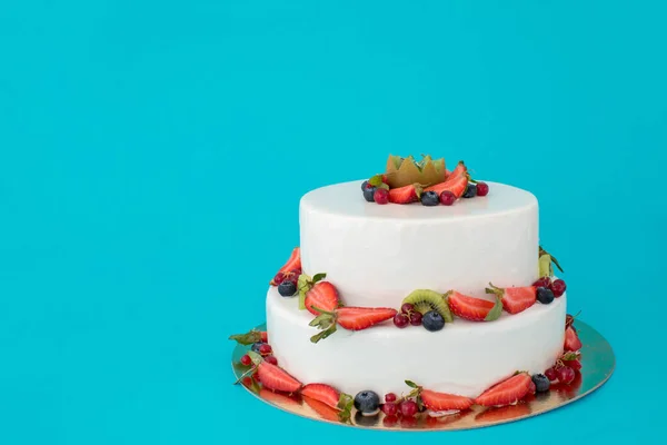Cake on a blue background whith berries — Stock Photo, Image