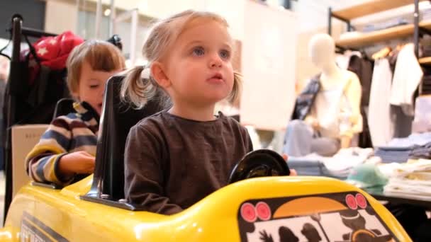 Kleines Mädchen fährt Spielzeugauto — Stockvideo