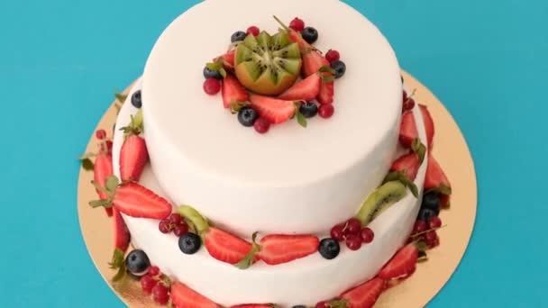 Торт на голубом фоне с ягодами — стоковое видео
