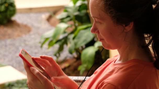 Focalisé jeune femme en utilisant smartphone — Video