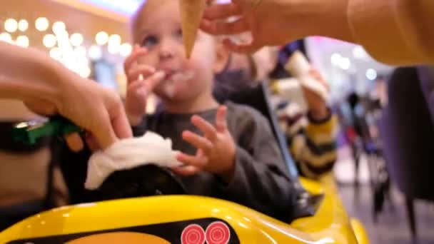 Little girl in small car with anonymous parents — 비디오