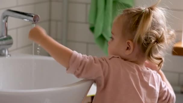 Menina bonito lavar as mãos no banheiro — Vídeo de Stock