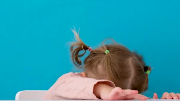 Красива маленька дівчинка ховається в студії — стокове відео